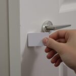 Comment ouvrir une porte claquée sans endommager le mécanisme ?