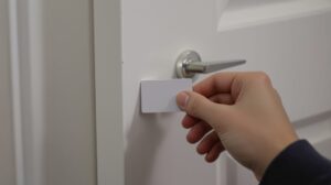 comment ouvrir une porte claquee