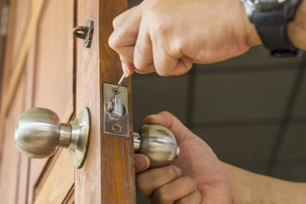 Dépannage serrurerie à Paris : les bons réflexes en cas de porte claquée ou fermée à clé