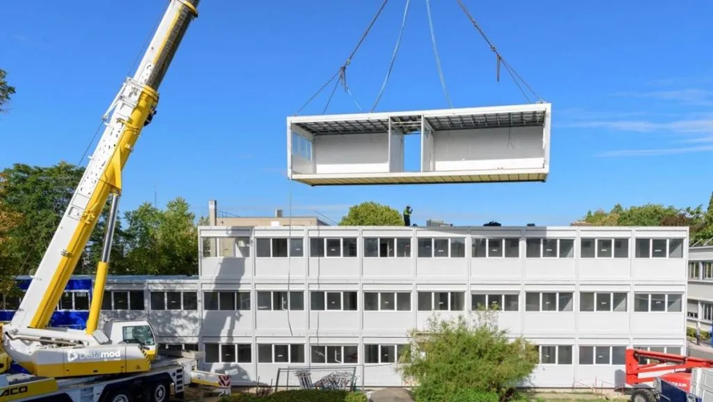 Transfert avec installation des bâtiments modulaires