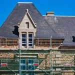 Quels types de bâtisses ou de biens classés nécessitent le plus souvent des matériaux anciens plutôt que des reproductions neuves ?