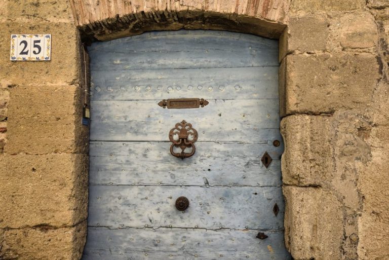 Décaper une porte en bois