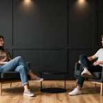 Ambiance salon noir et bois : les tendances pour un style moderne