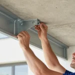 Fixation plafond pour store banne : la technique pour une pose robuste