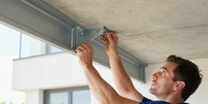fixation plafond pour store banne