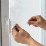 Fixer une moustiquaire sur fenêtre PVC : la méthode qui ne abîme rien