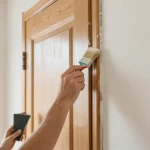 Rénovation mur et porte bois : comment transformer son intérieur facilement