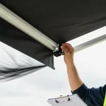 Store banne et vent : ce que les fabricants ne vous disent pas sur les classes de résistance