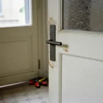 Emménager dans un logement ancien à Lyon : changer la serrure et vérifier la porte