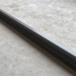 Fixer rail placo au sol sans percer : pourquoi le collage surpasse les solutions traditionnelles